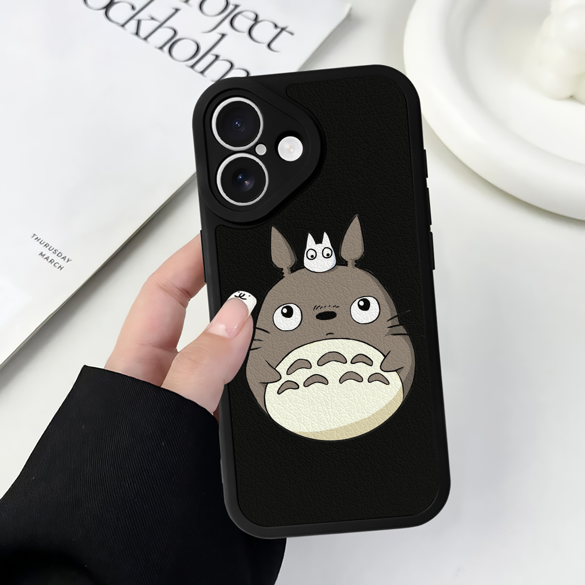（画像用） となりのトトロ 草壁メイ 草壁サツキ My Neighbor Totoro Satsuki Kusakabe Mei Kusakabe 【iPhone 16シリーズ対応】シリコンスマホケース（レザー調） 材質：シリコン